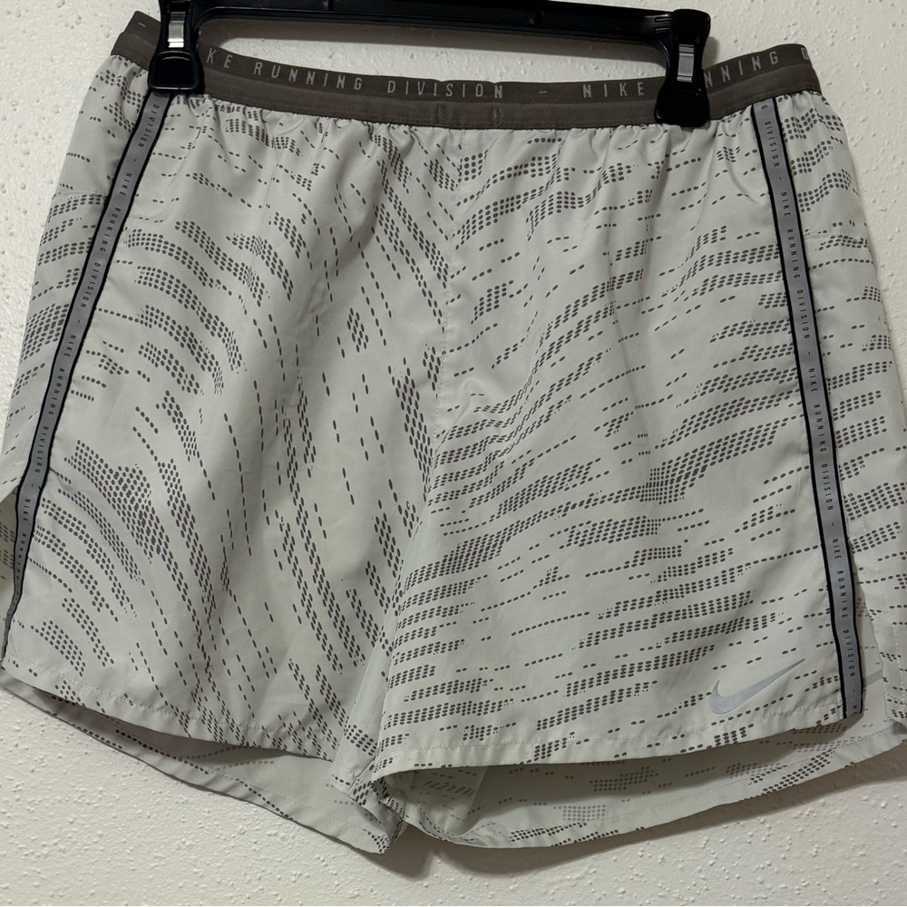 Nike Men’s Running Shorts 5” length Move to Zero Ivory